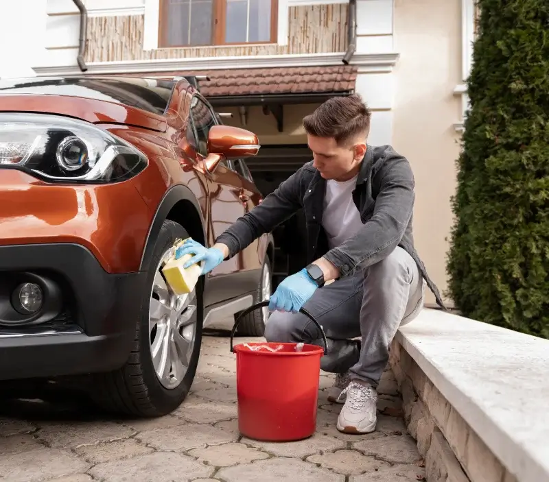 Lavage auto à domicile Mouleydier : professionnel intervenant sur un véhicule